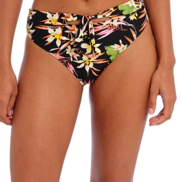 Bikini - Picture 4 of 5